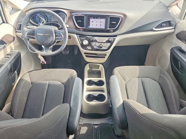 2024 CHRYSLER VOYAGER
