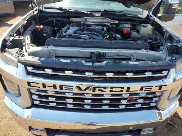 2020 CHEVROLET SILVERADO LTZ — Engine bay