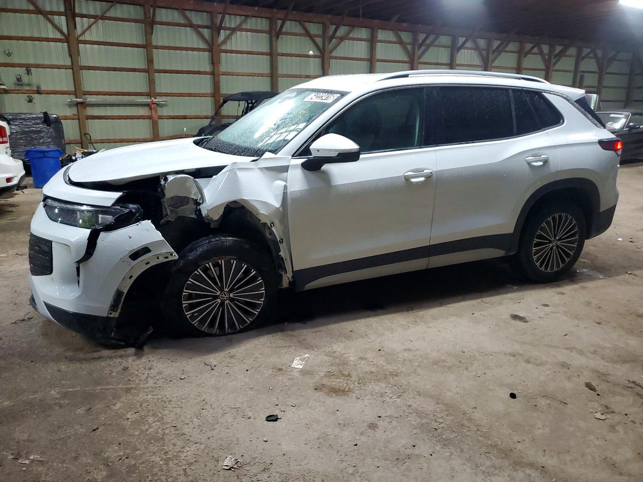 2026 VOLKSWAGEN TIGUAN 4Motion SE — Front 3/4