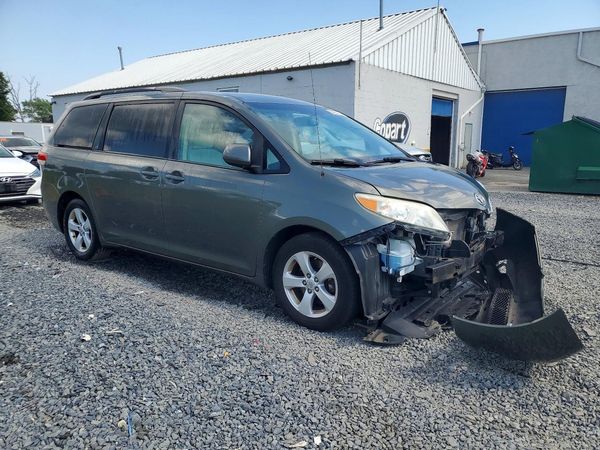 2013 TOYOTA SIENNA