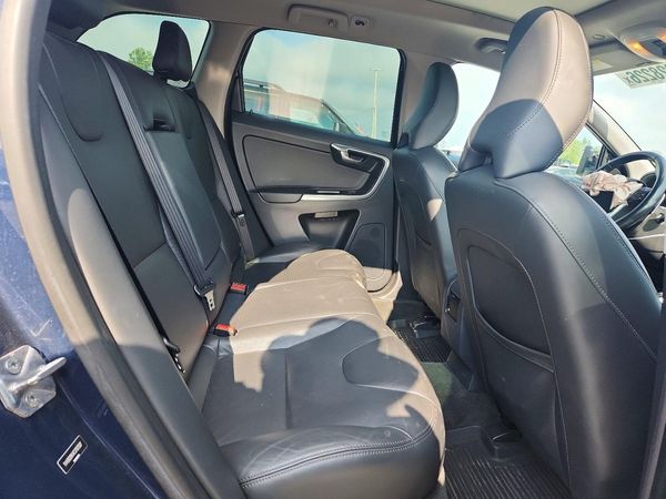 2015 VOLVO XC60 Premier (non R design)