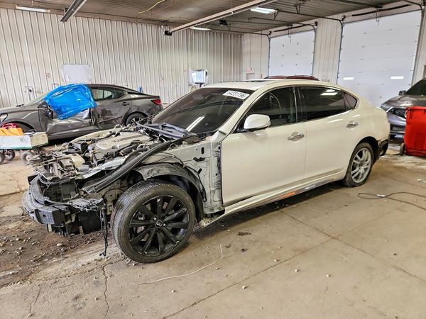 2016 INFINITI Q70 — Front 3/4