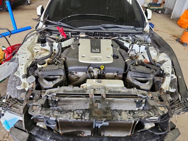 2016 INFINITI Q70 — Engine bay