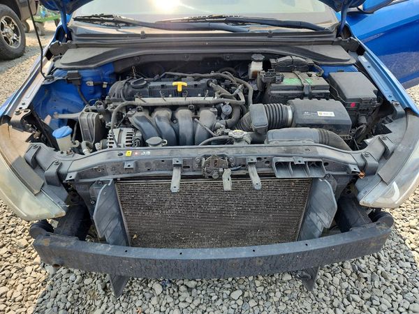 2017 HYUNDAI ELANTRA SE Base — Engine bay