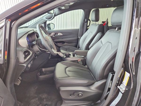 2027 CHRYSLER PACIFICA Select — DENT