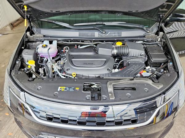 2027 CHRYSLER PACIFICA Select — Engine bay