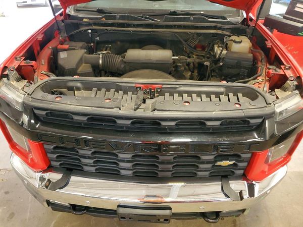 2020 CHEVROLET SILVERADO LT — Engine bay