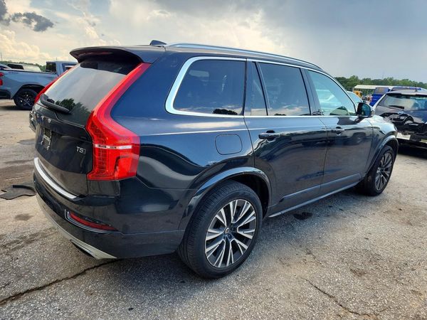 2021 VOLVO XC90 Momentum