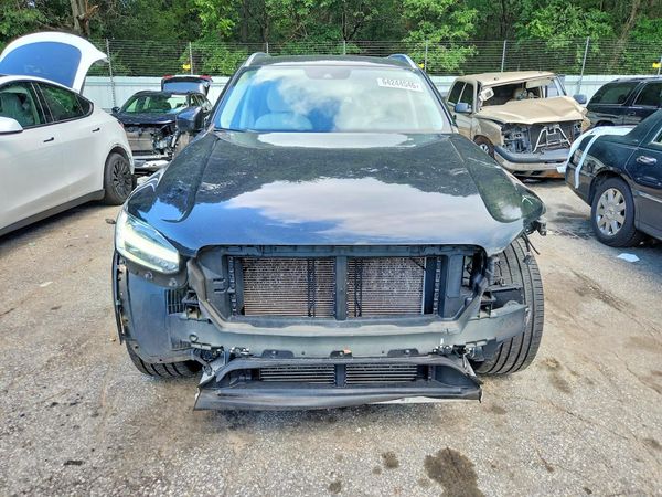 2021 VOLVO XC90 Momentum