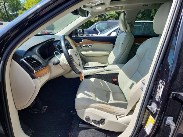 2021 VOLVO XC90 Momentum