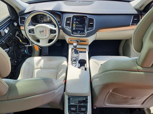 2021 VOLVO XC90 Momentum