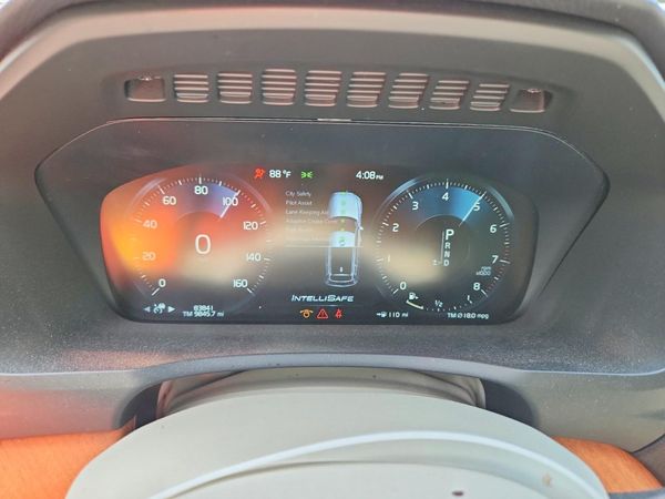2021 VOLVO XC90 Momentum