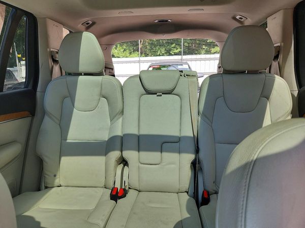 2021 VOLVO XC90 Momentum