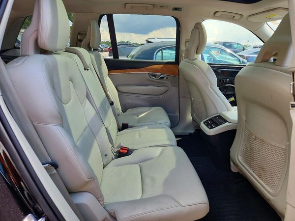 2021 VOLVO XC90 Momentum