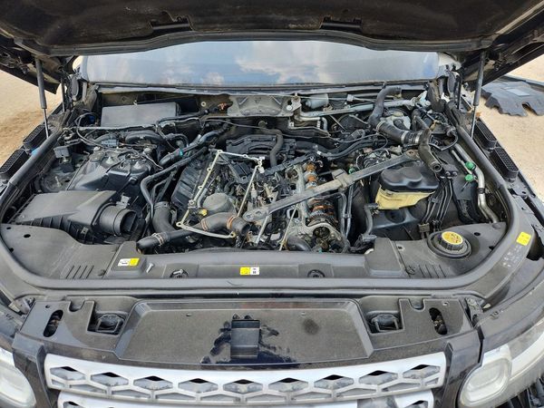 2016 LAND ROVER RANGEROVER — Engine bay