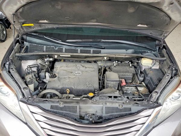 2015 TOYOTA SIENNA — Engine bay