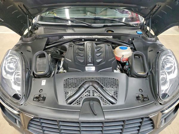 2016 PORSCHE MACAN