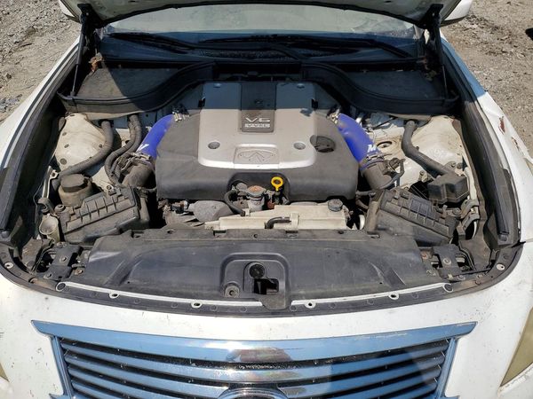 2013 INFINITI G37 — Engine bay