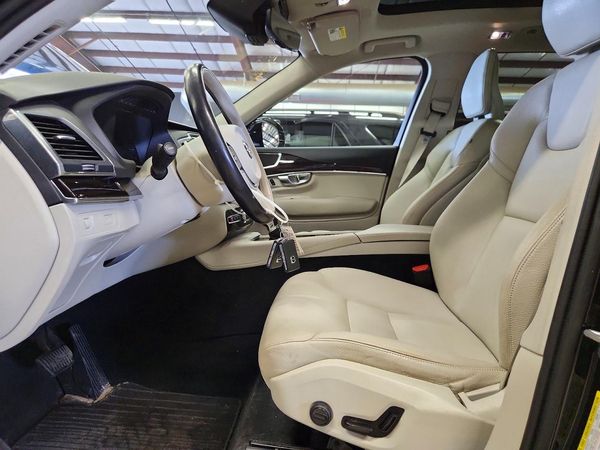 2019 VOLVO XC90 Momentum