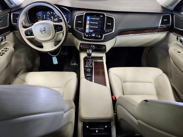 2019 VOLVO XC90 Momentum