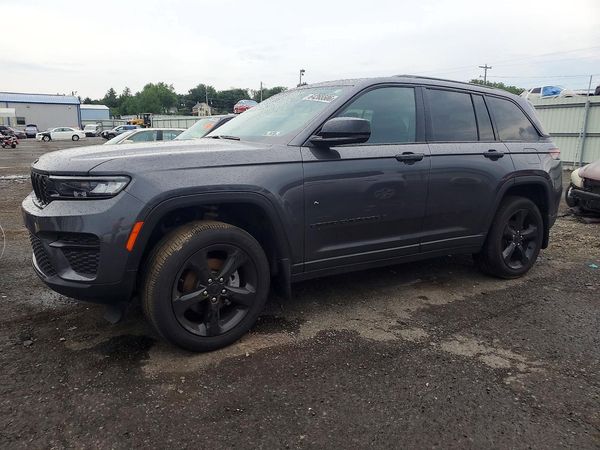 2025 JEEP CHEROKEE Laredo, Altitude — Front 3/4