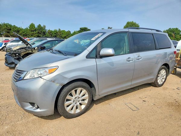 2015 TOYOTA SIENNA