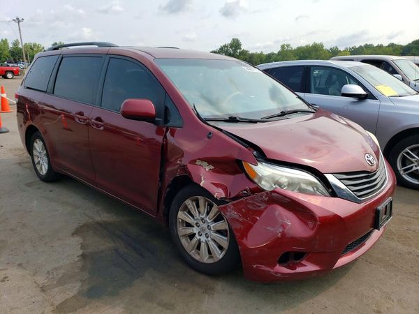 2014 TOYOTA SIENNA