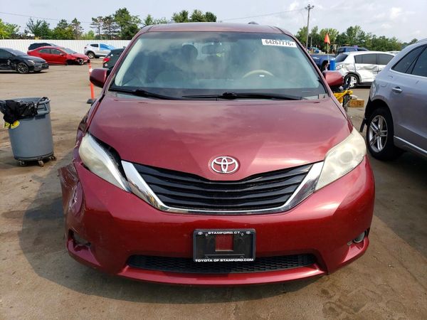 2014 TOYOTA SIENNA
