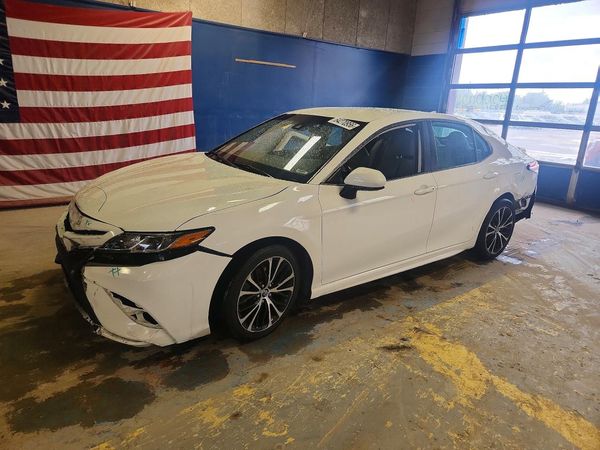 2020 TOYOTA CAMRY SE — Front 3/4