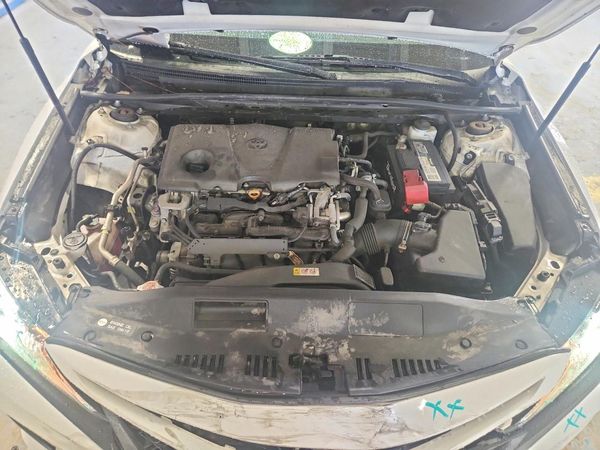 2020 TOYOTA CAMRY SE — Engine bay