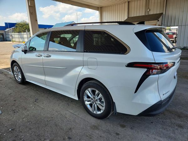 2026 TOYOTA SIENNA XLE