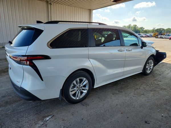 2026 TOYOTA SIENNA XLE