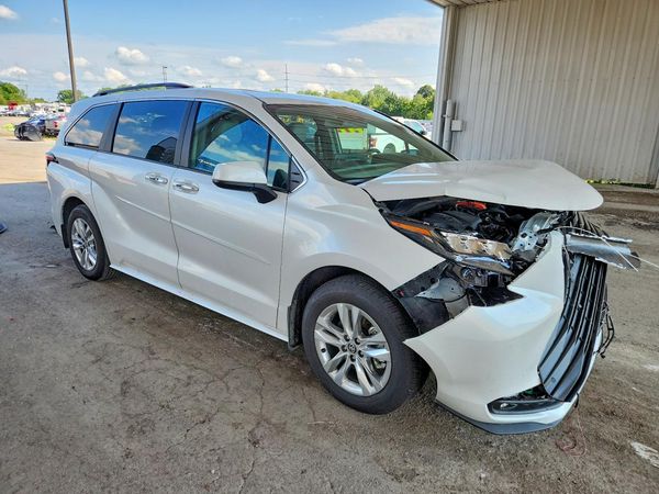 2026 TOYOTA SIENNA XLE