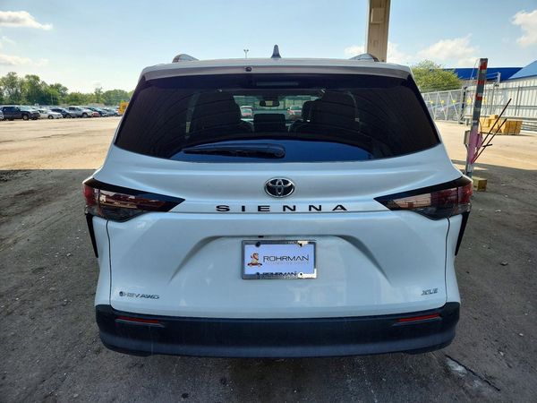 2026 TOYOTA SIENNA XLE