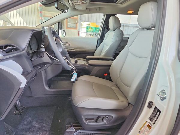 2026 TOYOTA SIENNA XLE