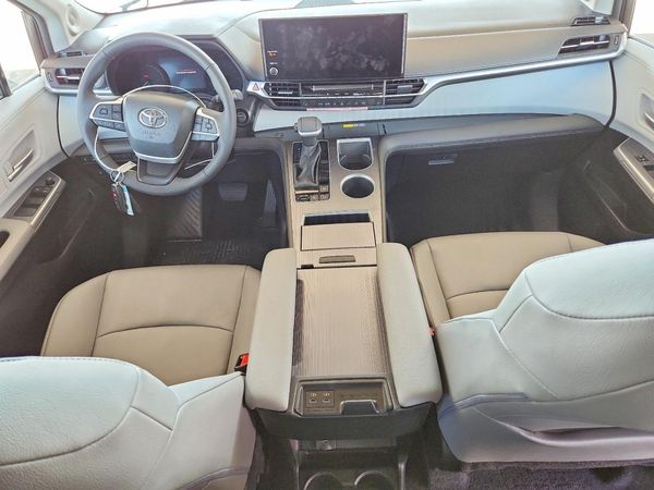 2026 TOYOTA SIENNA XLE