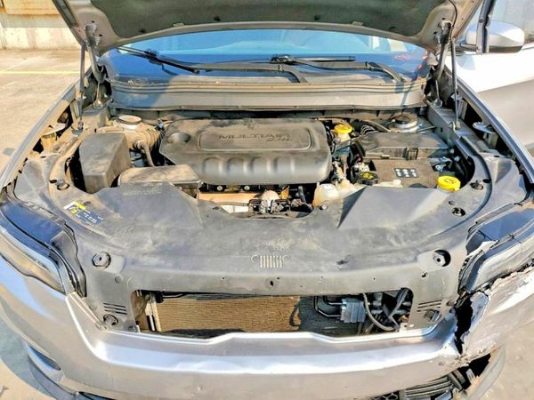 2019 JEEP CHEROKEE — Engine bay