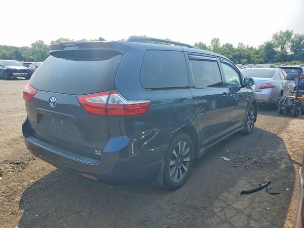 2018 TOYOTA SIENNA
