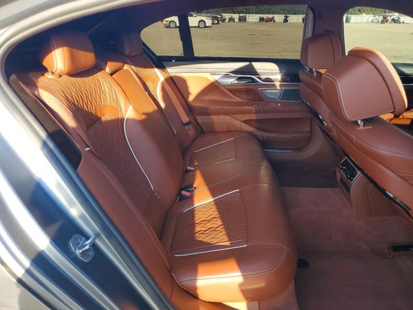 2022 BMW 750