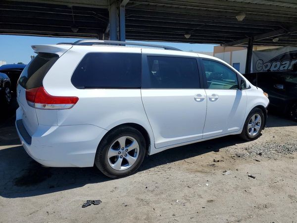 2014 TOYOTA SIENNA