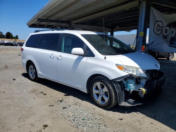2014 TOYOTA SIENNA