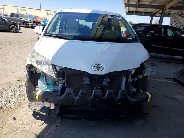 2014 TOYOTA SIENNA