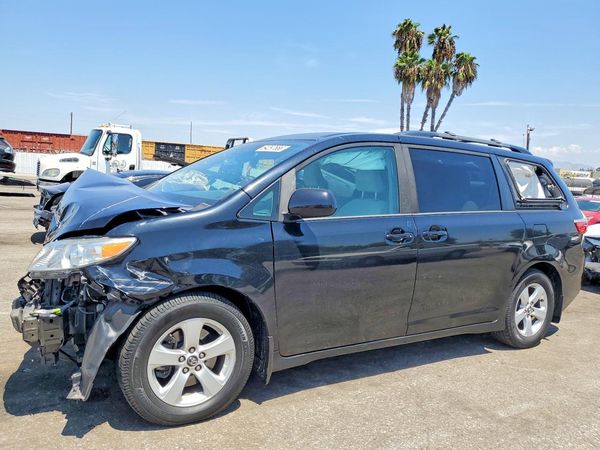 2018 TOYOTA SIENNA LE