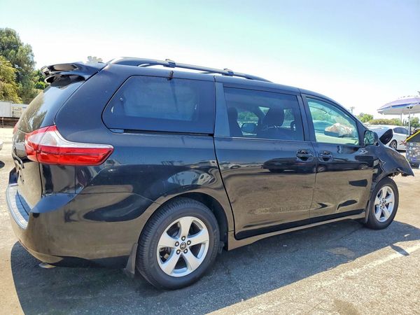 2018 TOYOTA SIENNA LE