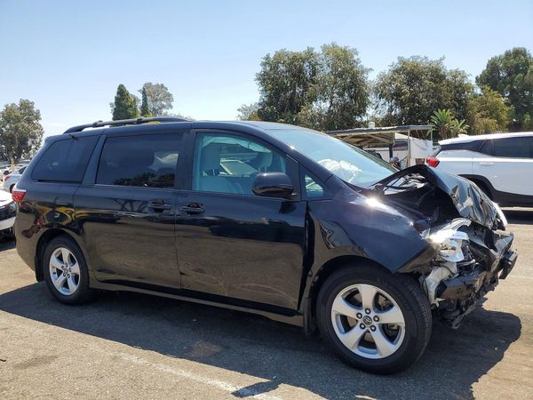 2018 TOYOTA SIENNA LE