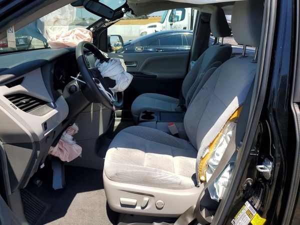 2018 TOYOTA SIENNA LE