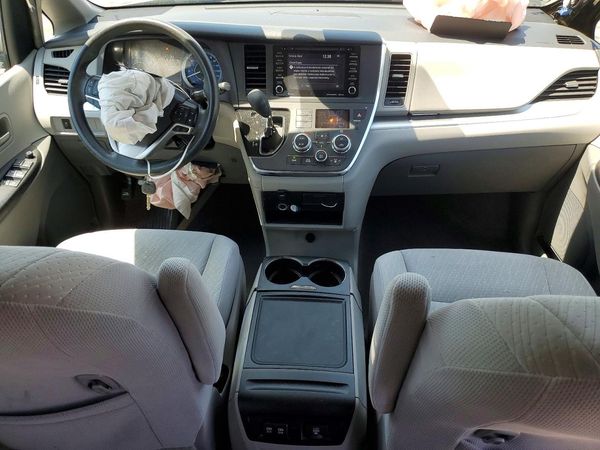 2018 TOYOTA SIENNA LE