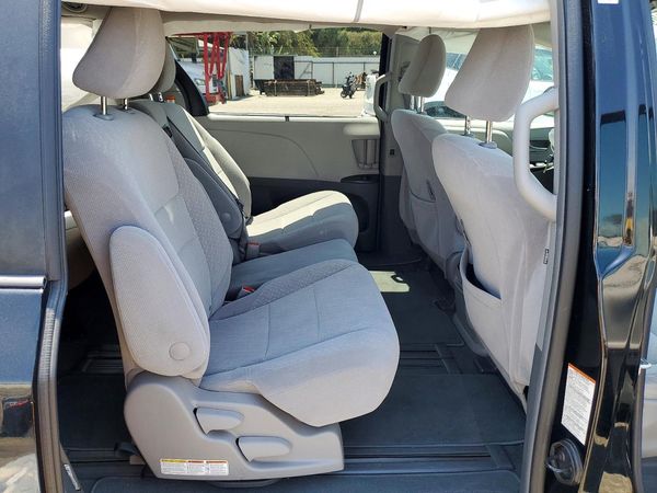2018 TOYOTA SIENNA LE