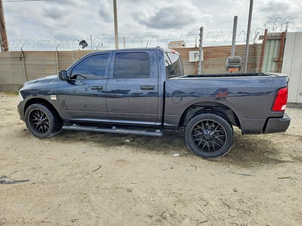 2014 RAM 1500 ST CREW CAB 4X2