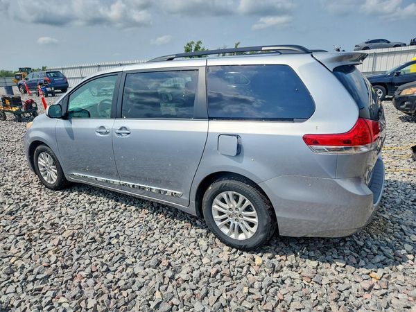 2014 TOYOTA SIENNA